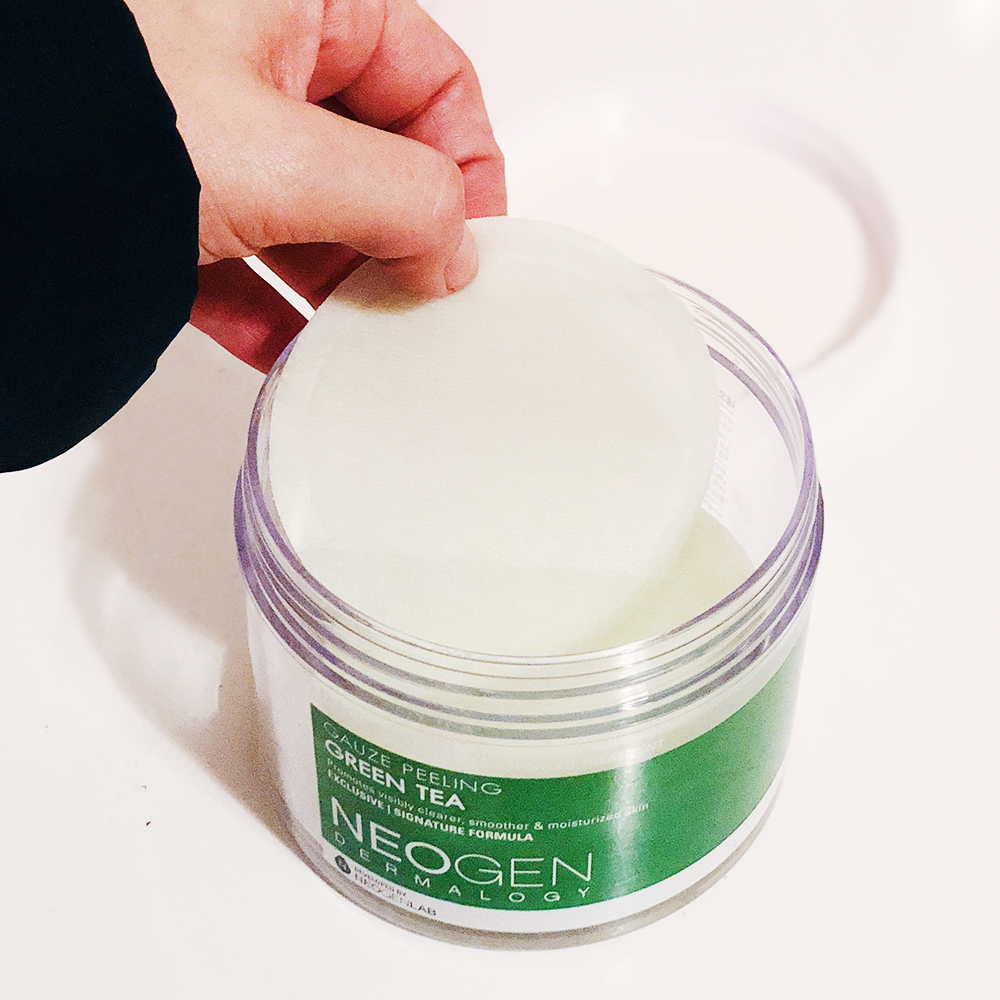 NEO I SPOTLIGHT<br>Exfoliation 2-in-1 with these Green Tea Gauze Pads - NEOGEN GLOBAL